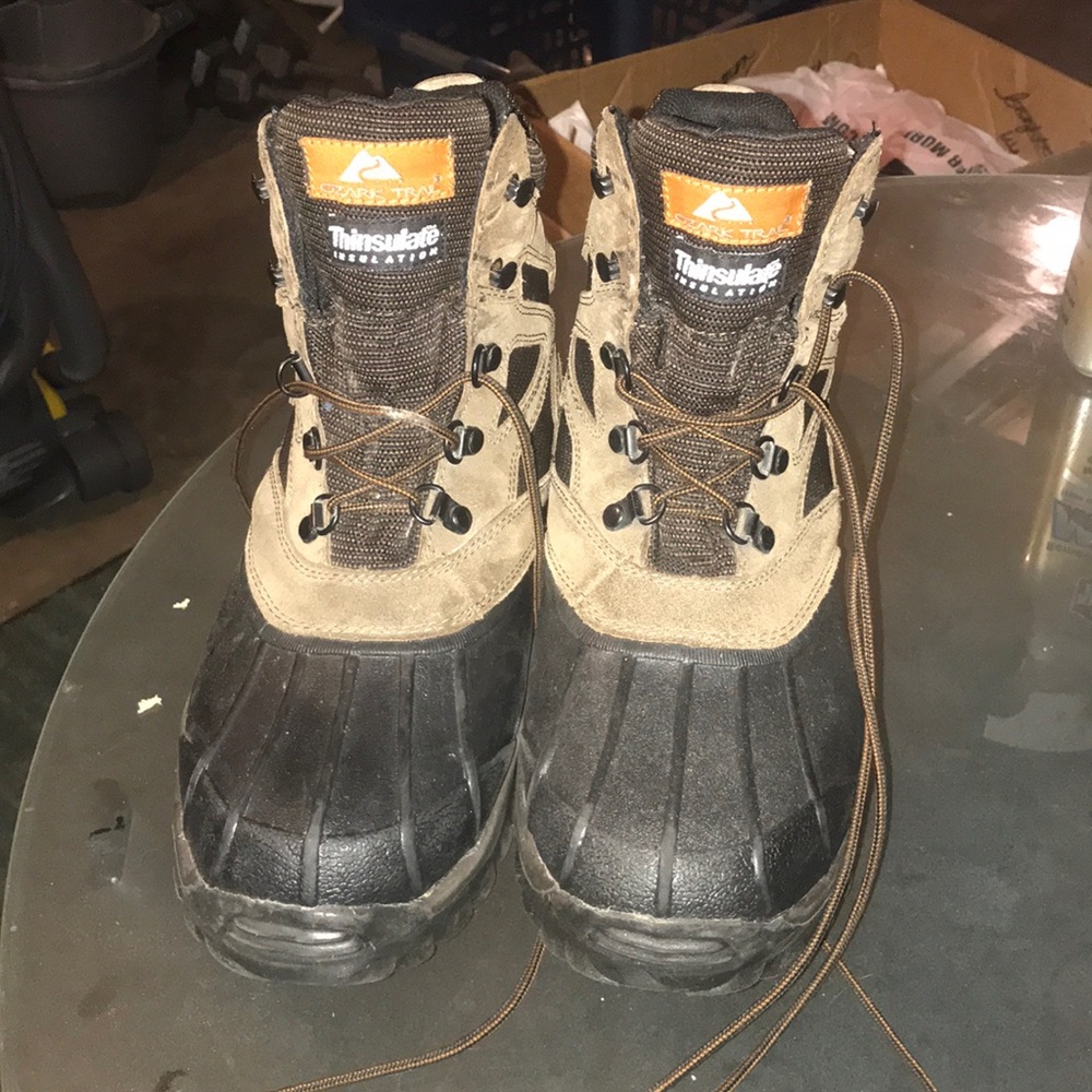 Men’s size 9 Ozark Trail winter boots